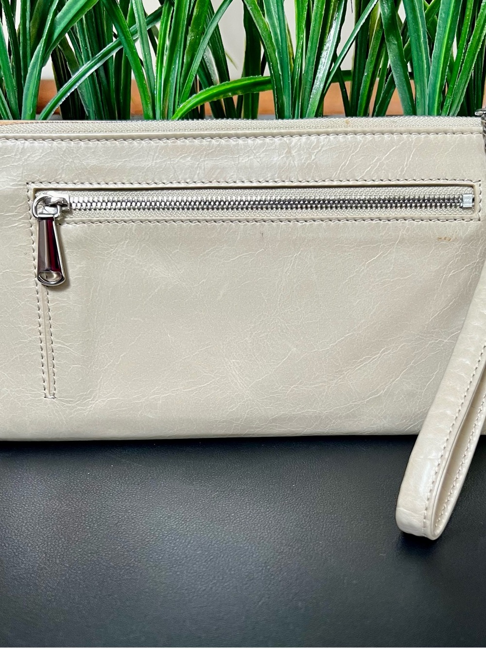 HOBO (HOBO International) Original Leather Clutch/Cream Wristlet - Picture 2 of 11